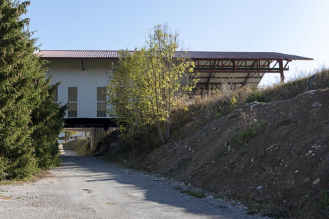 Atelier récent et chemin, depuis l'ouest. © Région Bourgogne-Franche-Comté, Inventaire du patrimoine