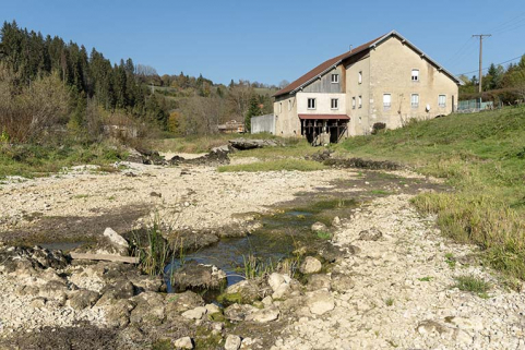 Moulin : vue d'ensemble depuis le sud (amont), avec le Doubs à sec. © Région Bourgogne-Franche-Comté, Inventaire du patrimoine