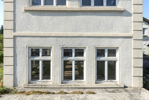 Site d'origine : fenêtres au rez-de-chaussée sur la façade latérale droite de l'usine. © Région Bourgogne-Franche-Comté, Inventaire du patrimoine
