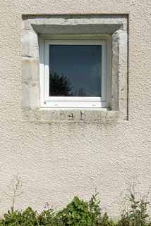 Fenêtre avec pierre en remploi, sur la façade postérieure. © Région Bourgogne-Franche-Comté, Inventaire du patrimoine