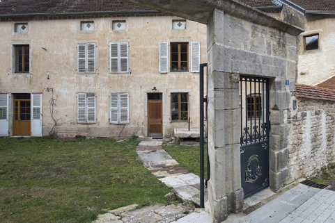 La façade antérieure et une partie du portail. © Région Bourgogne-Franche-Comté, Inventaire du patrimoine