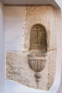 Bénitier taillé dans le calcaire de l'encradement d'une fenêtre, premier étage. © Région Bourgogne-Franche-Comté, Inventaire du patrimoine