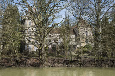 Le château depuis la rive opposée. © Région Bourgogne-Franche-Comté, Inventaire du patrimoine