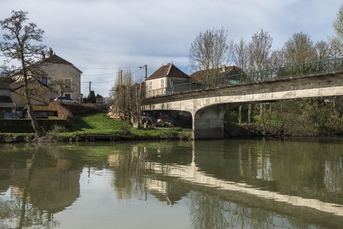 Le pont et le hameau en arrière-plan. © Région Bourgogne-Franche-Comté, Inventaire du patrimoine