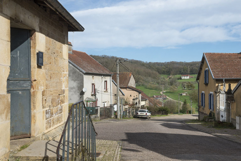 La rue du Vaux et la ferme de la Grande vigne en arrière-plan. © Région Bourgogne-Franche-Comté, Inventaire du patrimoine