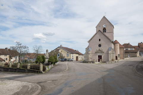 L'église et la place publique. © Région Bourgogne-Franche-Comté, Inventaire du patrimoine