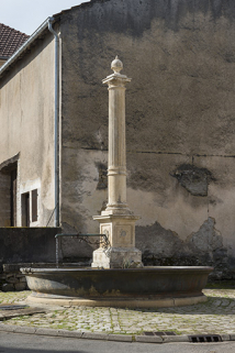 La fontaine face à la mairie. © Région Bourgogne-Franche-Comté, Inventaire du patrimoine
