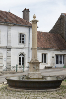 La fontaine située devant la mairie. © Région Bourgogne-Franche-Comté, Inventaire du patrimoine