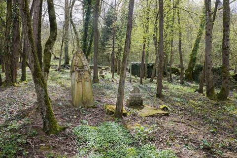 L'ancien cimetière et la statue de Philomène. © Région Bourgogne-Franche-Comté, Inventaire du patrimoine