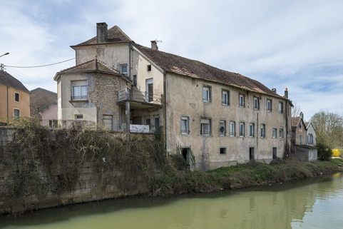 Le canal et l'ancienne gendarmerie en arrière plan. © Région Bourgogne-Franche-Comté, Inventaire du patrimoine Le canal et l'ancienne gendarmerie en arrière plan. © Région Bourgogne-Franche-Comté, Inventaire du patrimoine
