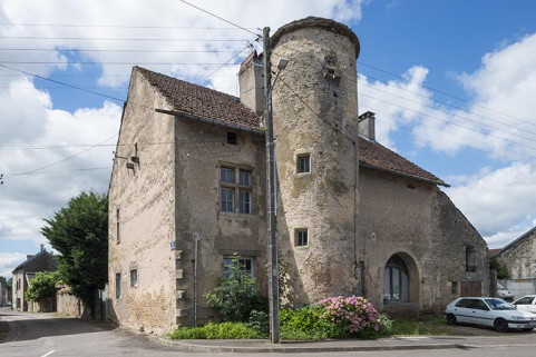 La façade antérieure : détail de la tour et de la fenêtre à meneau. © Région Bourgogne-Franche-Comté, Inventaire du patrimoine La façade antérieure : détail de la tour et de la fenêtre à meneau. © Région Bourgogne-Franche-Comté, Inventaire du patrimoine