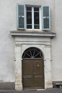 Façade antérieure : détail de la porte d'entrée. © Région Bourgogne-Franche-Comté, Inventaire du patrimoine Façade antérieure : détail de la porte d'entrée. © Région Bourgogne-Franche-Comté, Inventaire du patrimoine