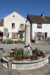 Fontaine de la rue de l'Église. © Région Bourgogne-Franche-Comté, Inventaire du patrimoine Fontaine de la rue de l'Église. © Région Bourgogne-Franche-Comté, Inventaire du patrimoine