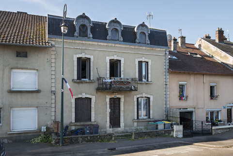 Maison n°6, vue de trois-quarts droit. © Région Bourgogne-Franche-Comté, Inventaire du patrimoine Maison n°6, vue de trois-quarts droit. © Région Bourgogne-Franche-Comté, Inventaire du patrimoine