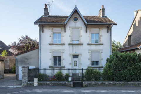 Maison n°10, vue de face. © Région Bourgogne-Franche-Comté, Inventaire du patrimoine Maison n°10, vue de face. © Région Bourgogne-Franche-Comté, Inventaire du patrimoine