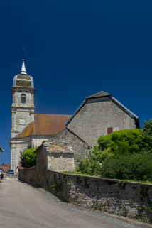 Le clocher de l'église et la rue de l'Eglise. © Région Bourgogne-Franche-Comté, Inventaire du patrimoine Le clocher de l'église et la rue de l'Eglise. © Région Bourgogne-Franche-Comté, Inventaire du patrimoine