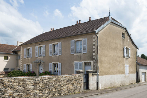 Façade principale, vue de trois-quarts. © Région Bourgogne-Franche-Comté, Inventaire du patrimoine