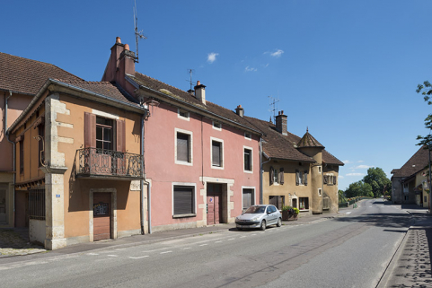 Extrémité sud de la rue Armand Paulmard, en direction du pont sur la Saône. © Région Bourgogne-Franche-Comté, Inventaire du patrimoine Extrémité sud de la rue Armand Paulmard, en direction du pont sur la Saône. © Région Bourgogne-Franche-Comté, Inventaire du patrimoine
