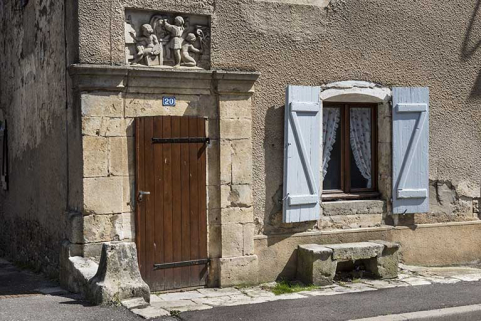 Porte d'entrée et fenêtre au rez-de-chaussée, façade antérieure. © Région Bourgogne-Franche-Comté, Inventaire du patrimoine Porte d'entrée et fenêtre au rez-de-chaussée, façade antérieure. © Région Bourgogne-Franche-Comté, Inventaire du patrimoine