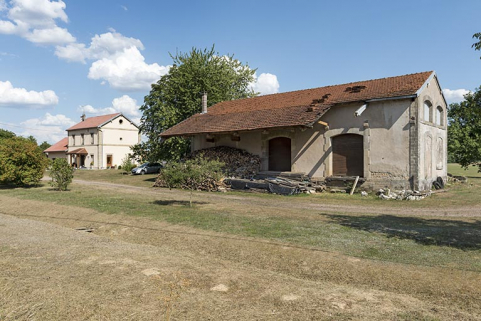 Vue générale du site de l'ancienne gare avec l'entrepôt commercial au premier plan. © Région Bourgogne-Franche-Comté, Inventaire du patrimoine Vue générale du site de l'ancienne gare avec l'entrepôt commercial au premier plan. © Région Bourgogne-Franche-Comté, Inventaire du patrimoine
