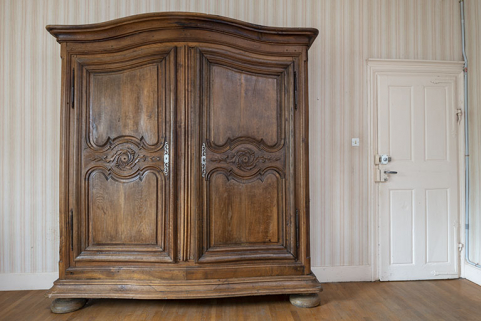 Armoire située au rez-de-chaussée du presbytère. © Région Bourgogne-Franche-Comté, Inventaire du patrimoine Armoire située au rez-de-chaussée du presbytère. © Région Bourgogne-Franche-Comté, Inventaire du patrimoine