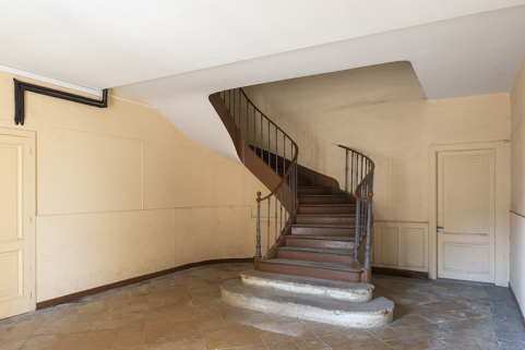 Escalier du corps central, vue de trois-quarts gauche. © Région Bourgogne-Franche-Comté, Inventaire du patrimoine Escalier du corps central, vue de trois-quarts gauche. © Région Bourgogne-Franche-Comté, Inventaire du patrimoine