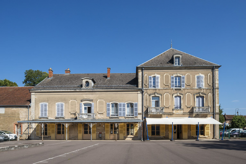 Façade sur l'ancien jardin, vue de face. © Région Bourgogne-Franche-Comté, Inventaire du patrimoine Façade sur l'ancien jardin, vue de face. © Région Bourgogne-Franche-Comté, Inventaire du patrimoine