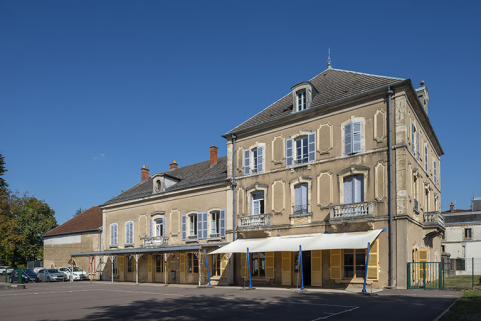 Façade sur l'ancien jardin, vue de trois-quarts gauche. © Région Bourgogne-Franche-Comté, Inventaire du patrimoine Façade sur l'ancien jardin, vue de trois-quarts gauche. © Région Bourgogne-Franche-Comté, Inventaire du patrimoine
