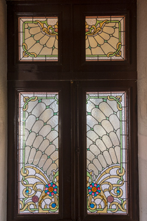 Porte du vestibule donnant sur la cage d'escalier, vitrail de style Art Nouveau. © Région Bourgogne-Franche-Comté, Inventaire du patrimoine