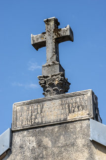 Inscription, chapiteau et croix. © Région Bourgogne-Franche-Comté, Inventaire du patrimoine