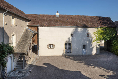 Façade sud de l'aile nord et cour, vue depuis le sud. © Région Bourgogne-Franche-Comté, Inventaire du patrimoine Façade sud de l'aile nord et cour, vue depuis le sud. © Région Bourgogne-Franche-Comté, Inventaire du patrimoine