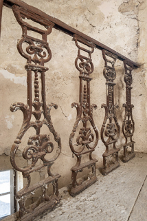 Garde-corps à motif de balustres en ferronerie. © Région Bourgogne-Franche-Comté, Inventaire du patrimoine Garde-corps à motif de balustres en ferronerie. © Région Bourgogne-Franche-Comté, Inventaire du patrimoine