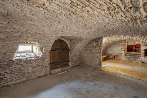 Cave de l'aile ouest, vue intérieure depuis le nord. © Région Bourgogne-Franche-Comté, Inventaire du patrimoine Cave de l'aile ouest, vue intérieure depuis le nord. © Région Bourgogne-Franche-Comté, Inventaire du patrimoine
