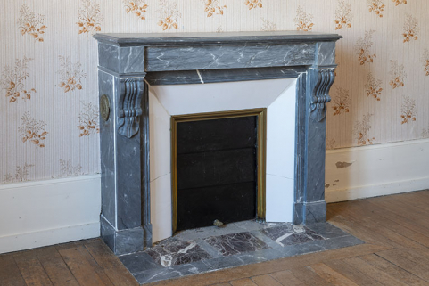 Cheminée dans une chambre, premier étage. © Région Bourgogne-Franche-Comté, Inventaire du patrimoine Cheminée dans une chambre, premier étage. © Région Bourgogne-Franche-Comté, Inventaire du patrimoine