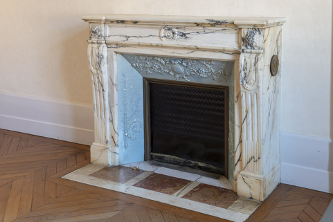 détail de la cheminée en marbre, rez-de-chaussée. © Région Bourgogne-Franche-Comté, Inventaire du patrimoine détail de la cheminée en marbre, rez-de-chaussée. © Région Bourgogne-Franche-Comté, Inventaire du patrimoine