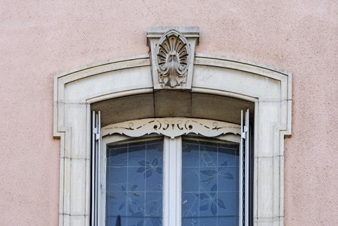 Fenêtre avec clé de voûte, façade antérieure. © Région Bourgogne-Franche-Comté, Inventaire du patrimoine Fenêtre avec clé de voûte, façade antérieure. © Région Bourgogne-Franche-Comté, Inventaire du patrimoine