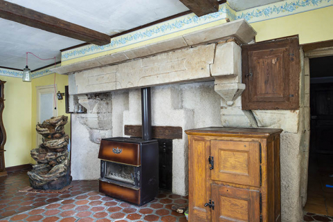 La cheminée de la pièce principale. © Région Bourgogne-Franche-Comté, Inventaire du patrimoine La cheminée de la pièce principale. © Région Bourgogne-Franche-Comté, Inventaire du patrimoine