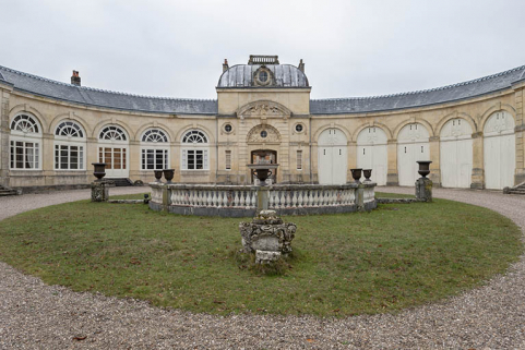Fontaine et abreuvoir dans la cour de l'écurie, vue d'ensemble. © Région Bourgogne-Franche-Comté, Inventaire du patrimoine Fontaine et abreuvoir dans la cour de l'écurie, vue d'ensemble. © Région Bourgogne-Franche-Comté, Inventaire du patrimoine