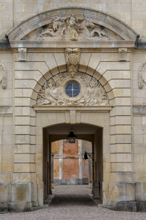 Portail à porte cochère du pavillon central. © Région Bourgogne-Franche-Comté, Inventaire du patrimoine Portail à porte cochère du pavillon central. © Région Bourgogne-Franche-Comté, Inventaire du patrimoine