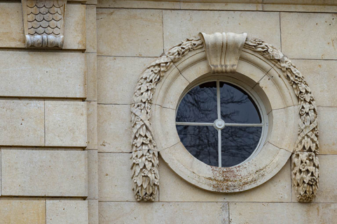 Oculus, agrafe en forme de console et queue de mouton enrubannée. © Région Bourgogne-Franche-Comté, Inventaire du patrimoine Oculus, agrafe en forme de console et queue de mouton enrubannée. © Région Bourgogne-Franche-Comté, Inventaire du patrimoine