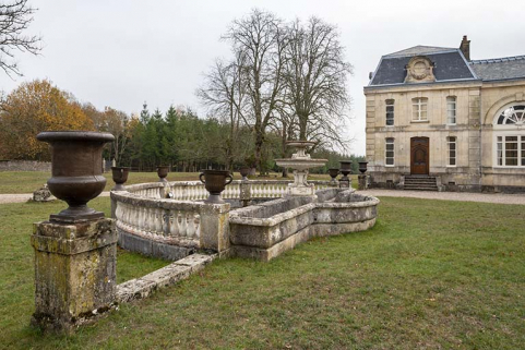 Fontaine et abreuvoir dans la cour de l'écurie, vue depuis le nord. © Région Bourgogne-Franche-Comté, Inventaire du patrimoine Fontaine et abreuvoir dans la cour de l'écurie, vue depuis le nord. © Région Bourgogne-Franche-Comté, Inventaire du patrimoine