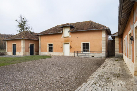 Bâtiments des dépendances du côté nord de la cour. © Région Bourgogne-Franche-Comté, Inventaire du patrimoine Bâtiments des dépendances du côté nord de la cour. © Région Bourgogne-Franche-Comté, Inventaire du patrimoine
