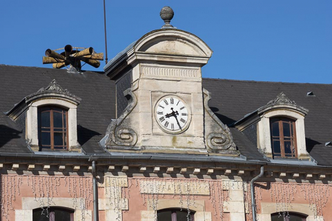 Édficule en amortissement, lucarne, horloge et générateur d'ondes mécaniques. © Région Bourgogne-Franche-Comté, Inventaire du patrimoine Édficule en amortissement, lucarne, horloge et générateur d'ondes mécaniques. © Région Bourgogne-Franche-Comté, Inventaire du patrimoine