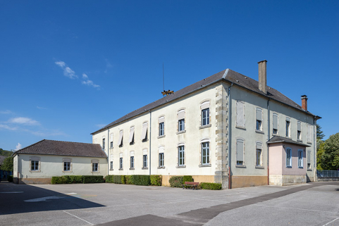 Élévation depuis le sud, du côté de la cour de récréation. © Région Bourgogne-Franche-Comté, Inventaire du patrimoine Élévation depuis le sud, du côté de la cour de récréation. © Région Bourgogne-Franche-Comté, Inventaire du patrimoine