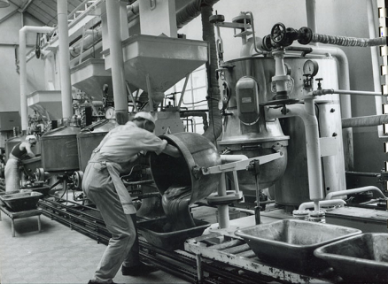 Cuiseurs continus et bassines à dissoudre, 1963. © Région Bourgogne-Franche-Comté, Inventaire du patrimoine