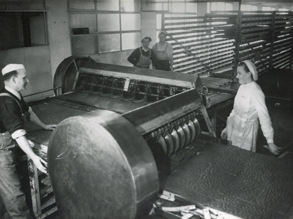 Atelier de découpage des pains d'épices, s.d. [vers 1960]. © Région Bourgogne-Franche-Comté, Inventaire du patrimoine