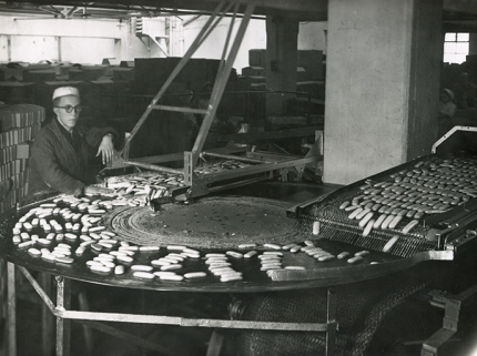 Contrôle des pains d'épices sur tapis roulant, s.d. [vers 1960]. © Région Bourgogne-Franche-Comté, Inventaire du patrimoine