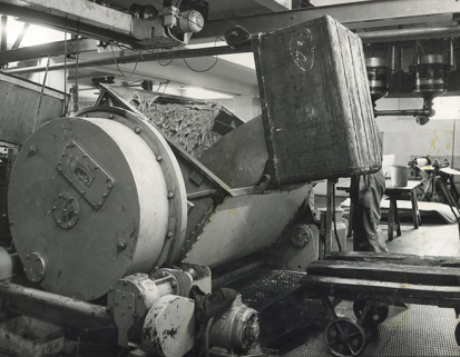 Atelier des pains d'épices. Versement de la pâte (?), s.d. [vers 1960]. © Région Bourgogne-Franche-Comté, Inventaire du patrimoine