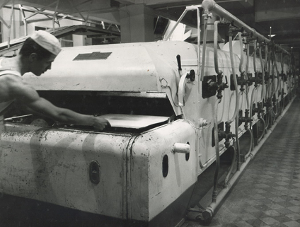 Atelier des pains d'épices. Four continu, s.d. [vers 1960]. © Région Bourgogne-Franche-Comté, Inventaire du patrimoine