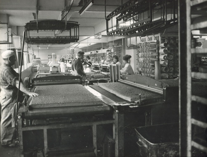 Laminage des plaques de pain d'épices, s.d. [vers 1960]. © Région Bourgogne-Franche-Comté, Inventaire du patrimoine